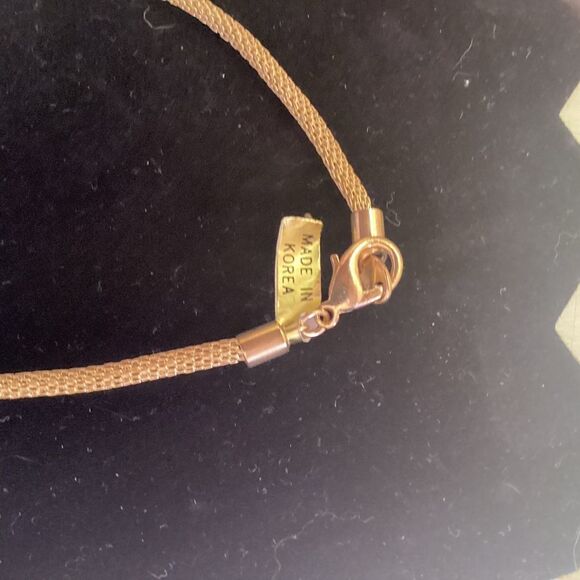 NWT. Goldtone Shiny Mesh Necklace with Faux Pearl Heart Pendant - Picture 6 of 6